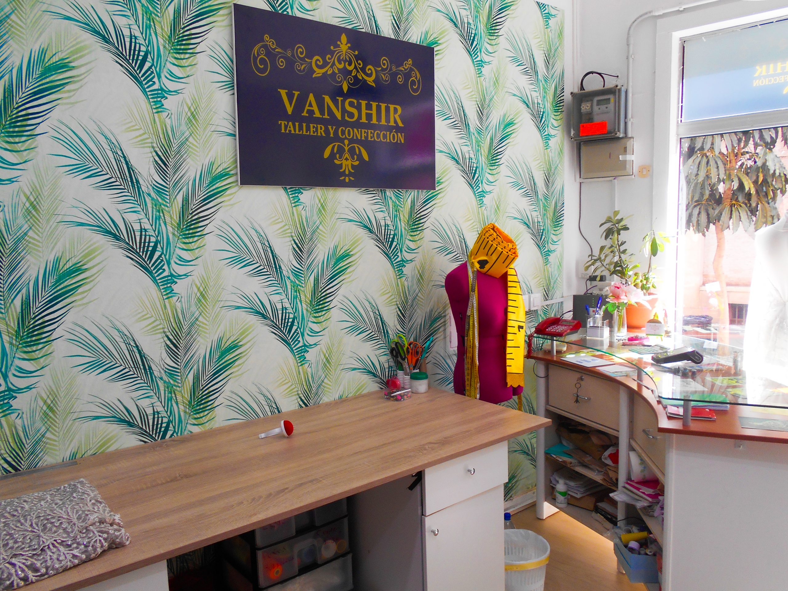 Taller de confección con máquina de coser profesional